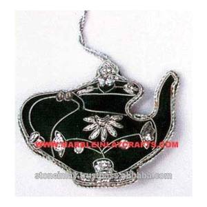 Hermosos adornos colgantes para árbol de Navidad en forma de lámpara, hechos a mano con bordado Zari puro en color negro, ideales para regalo. - Product Image 1