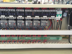 Macchina automatica per la lavorazione del vetro con controllo PLC a 9 motori / macchina per la bordatura del vetro / macchina per la lucidatura del vetro - Product Image 5