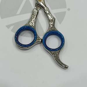 Tijeras de Peluquería Profesionales de Acero Inoxidable de Alta Calidad con Mango Elegante de 6 Pulgadas y Tornillo Dorado Ajustable para Uso en Salón - Product Image 2