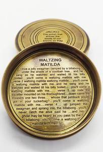 Boussole de poche plate en laiton nautique victorien gravé Jacko Boot - Product Image 6