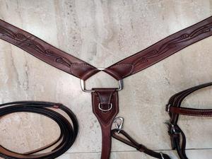 Y & Z Ensemble de selles de saut Western en cuir véritable de qualité supérieure de haute qualité comprenant un collier de poitrine et des rênes pour chevaux - Product Image 3