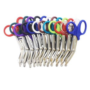 Ensemble de ciseaux à pansements en acier inoxydable avec manche coloré médical - Product Image 1