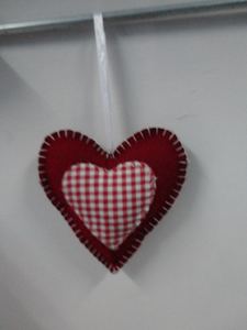 Ornements de Noël suspendus en feutre en forme de coeur rouge pour la décoration de fête - Product Image 4