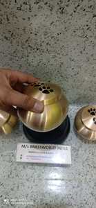 Laiton doré de Brassworld India avec urne pour animaux de compagnie Odyssey en PET noir PAW Print-Fournitures funéraires de qualité supérieure - Product Image 4