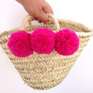ตะกร้าฟางปอมปอมทำมืออย่างสวยงาม - Product Image 1
