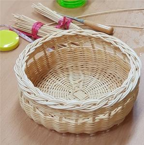 Bol à fruits en rotin brun avec design simple parfait pour les plats de rangement des ustensiles de cuisine et les cadeaux de vaisselle élégants - Product Image 4