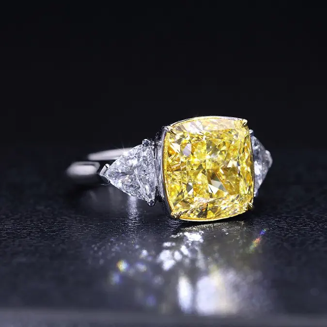 3.20 CT Coussin Jaune Diamant Bague Belle Blanc Trillion Coupé 3 Pierre Bague de Fiançailles En Or Blanc Pour Les Femmes