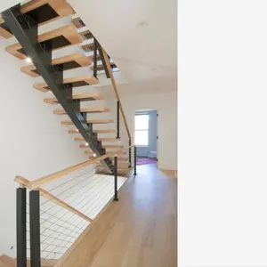 开放式立管楼梯中央脊柱楼梯，带木质踏板和无框玻璃栏杆