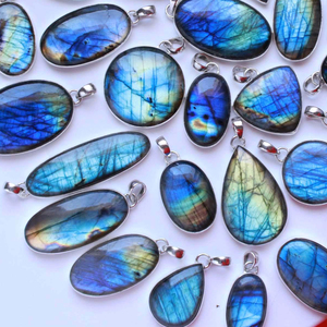 Grand collier pendentif en Labradorite et perles d'eau douce avec pipes à fumer, pierres précieuses bleues naturelles mélangées en argent sterling - Product Image 1
