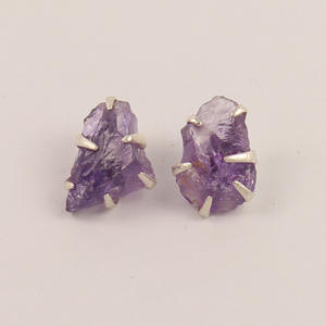 Améthyste violette artistique de valeur pierre précieuse brute goujon en argent sterling 925 massif bijoux bruts faits à la main boucle d'oreille en pierre brute - Product Image 1