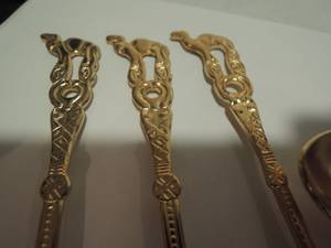 Cuillère de mariage élégante en acier inoxydable couleur or avec poignée en laiton de l'Inde, idéale aussi pour la cuisine à domicile et les hôtels. - Product Image 3