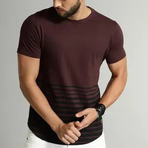 T-shirt stampata da uomo con scollo tondo a righe marrone rossiccio