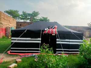 Tienda de lona negra a rayas para acampar en el desierto - Product Image 2