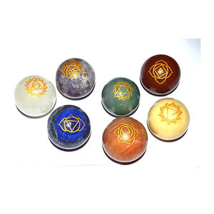 Juego de piedras de esferas de Chakra naturales grabadas, artesanías de piedra semipreciosa en estilo mascota para seres queridos y decoración temática - Product Image 1