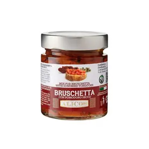 صنع في إيطاليا على استعداد لتناول مزيج من الطعام المحفوظ مع الطماطم الطازجة والطماطم المجففة في بروشيتا