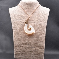 Collier Hawaïen Unisexe avec Pendentif Tribal Sculpté en Forme d'Hameçon de Poisson Blanc Maori – Accessoire Cadeau Bijoux
