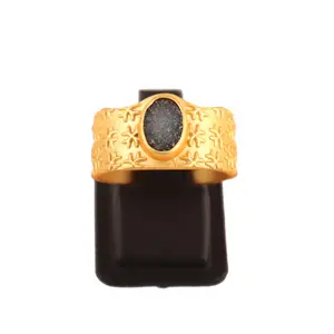 Penjualan Langsung Pabrik Grosir Cincin Matte Selesai Kusam Lapis Emas 6X8Mm Oval Gula Hitam Tekstur Druzy Cincin Pernikahan Pria Desain