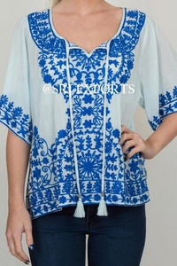 เสื้อคอวีแขนสั้นปักลายดอกไม้สีขาวน้ำเงินผ้าฝ้ายสำหรับฤดูร้อนสไตล์ลำลองทรงหลวมสำหรับผู้หญิง เนื้อผ้าทอระบายอากาศได้ดี - Product Image 4