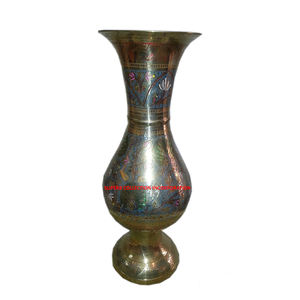 Mini pot de fleur gravé en métal doré pour décoration de table et décoration de mariage - Product Image 1