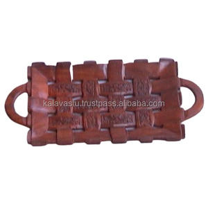 Plateau de service en bois Kalavastu élégant et moderne pour la décoration de la maison et le service de Noël - Product Image 1