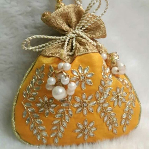 กระเป๋า POTLI สวยพร้อม LATCAN สวยและเย็บปักถักร้อย ZARI สไตล์บนผ้ากำมะหยี่สำหรับงานปาร์ตี้และงานแต่งงาน @ 2022 - Product Image 1