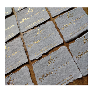 Etiquetas de Papel de Algodón Ecológicas Hechas a Mano, Forma Triangular con Bordes Deshilachados, Impresión de Logotipo Personalizado, 300 GSM para Bolsas, Zapatos y Prendas - Product Image 1