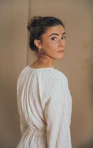 Nouvelle arrivée, robe longue en lin pour femme, design tendance et à la mode, couleur blanche, tissu crêpe, col rond, manches longues - Product Image 5