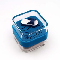 Presse-papiers en plastique acrylique avec sable et motifs de plage (vagues et empreintes de pieds), cube de 2-1/8 pouces, sable de plage à l'intérieur