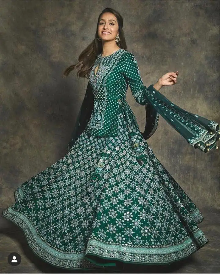 Designer Boolywood Stil Stickerei Arbeit Lehenga Choli Hersteller mit schwerer Arbeit und günstigen Preis