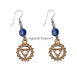 Boucles d'oreilles en agate avec symbole du chakra de la gorge - Best-seller pour femmes, design classique, hindouisme - Product Image 1