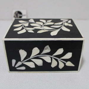 Boîte à bijoux incrustée de nacre en résine noire et forme cuboïde, boîte-cadeau, boîte d'emballage et stockage Tradnary - Product Image 1