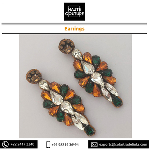 Pendientes de mujer elegantes y clásicos hechos a mano, diseño de gota larga con diamantes de imitación de Esmeralda y coñac bordados a mano de La India - Product Image 4