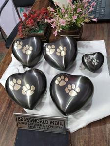 Urna de latón para mascotas de 7 pulgadas en negro con patas doradas Suministro funerario en forma de corazón dedicado a las mascotas amadas - Product Image 2