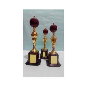 Trophée personnalisé en métal plaqué or de gros Trophée de tasses Trophée unique en aluminium Trophée de balle de cricket personnalisé élégant fantaisie - Product Image 1