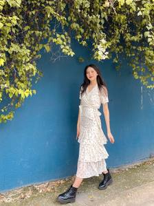 Robe à fleurs en mousseline de soie pour femmes, vêtements OEM, col en v, imprimé Floral, robes décontractées Maxi enveloppe, fabriqué au Vietnam, nouvelle collection été - Product Image 3