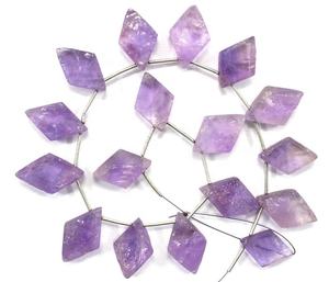 Belle 1 brin d'améthyste naturelle non traitée brute 17 pièces de pierres précieuses taillées à la main en forme de cerf-volant faisant des bijoux bruts - Product Image 1