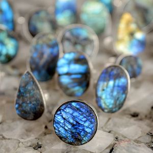 Bague unisexe en labradorite naturelle drusée style bohème, multi-feu, avec revêtement argenté, vente en gros - Product Image 3