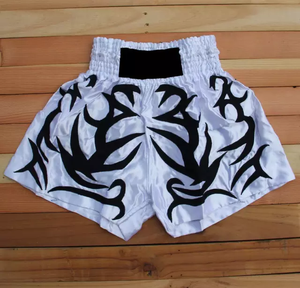 Muay Thai-pantalones cortos de Kick Boxing, hechos de seda satinada, decorativos personalizados - Product Image 3