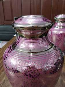 Brassworld India Urna de cremación de latón púrpura con suministros funerarios grabados de flores - Product Image 3