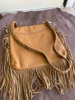 Sacs en cuir sur mesure de style bandoulière avec franges en cuir et pierres précieuses, idéal pour les magasins d'accessoires de mode