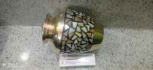 Urne funéraire en laiton de style américain Brassworld India de haute qualité, gravée en nacre, nouveau design, fournitures funéraires - Product Image 4