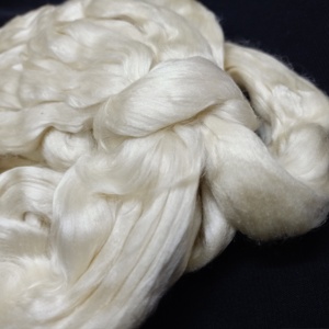 Fil de soie de mûrier 100% naturel en blanc, adapté aux magasins de fils et de fibres, idéal pour la revente - Product Image 4