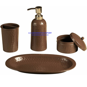 Ensemble d'accessoires de salle de bain en métal carré moderne martelé à la main en quatre pièces pour une utilisation hôtelière Décoration de table - Product Image 1