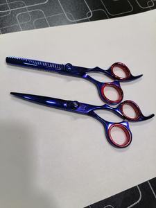 Ciseaux professionnels en acier inoxydable pour effiler les cheveux, avec vis réglable à 32 dents et repose-doigts, pour la texturisation et le mélange des mèches. - Product Image 3