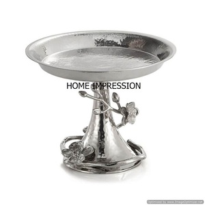 Tazón Redondo de Metal con Diseño de Flor de Lirio, Vajilla de Diseño para Mesa, Color Plateado con Detalles en Color Oro Latón, Tazón Pulido Brillante - Product Image 6