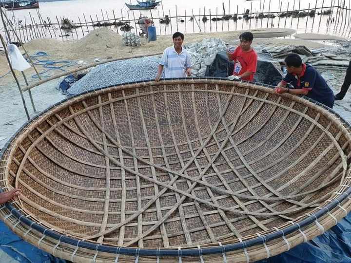 FISHING BOAT /  BAMBOO BASKETS BOAT INFLATABLE BOAT (PITA +84 797987481)