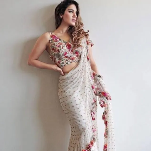 India Mooiste Party Wear Zware Borduurwerk Bloemen Gedrukt Netto Saree Voor Groothandel In Bulk Hoeveelheid