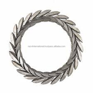 Couronne de Noël murale en métal, design moderne, faite à la main, écologique, avec ornement festif de houx pour décorations de fêtes - Product Image 5