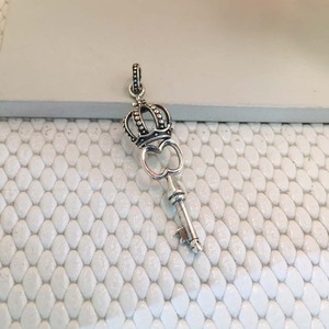 Pendentif en argent sterling 925 au design minimaliste en forme de bâton, serti de diamants faits à la main avec une pierre principale attrayante, tendance - Product Image 1