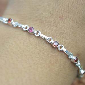 สร้อยข้อมือโกเมนสีแดงเจียระไนแบบธรรมชาติแท้สีเงิน925กำไลลูกปัดกลมเล็กๆปรับได้ยาว8" - Product Image 3